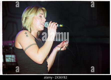 MEL C, KONZERT, SOLO, 2000: Ex Spice Girl Mel C – Melanie Chisholm – Live-Solo in der Cardiff St David’s Hall am 21. September 2000. Foto: Rob Watkins. INFO: Mel C, geb. Melanie Chisholm am 12. Januar 1974 in Whiston, England, wurde in den 90er Jahren als Mitglied der Spice Girls bekannt Ihre Solokarriere blühte mit Hits wie „Never Be the Same Again“ auf, die ihr beständiges Talent demonstrierten. Stockfoto