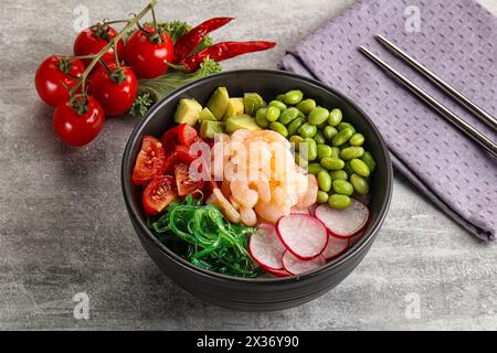 Hawaian Cuisine – Poke mit Cocktailgarnelen und Avocado Stockfoto