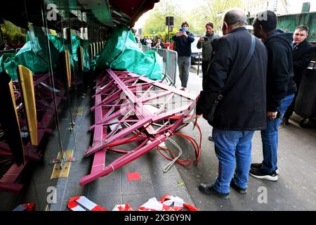 Die Flügel des berühmten Moulin Rouge von Montmartre fielen in der Nacht vom 25. April 2024 auf den Place Blanche, Paris, Frankreich Stockfoto