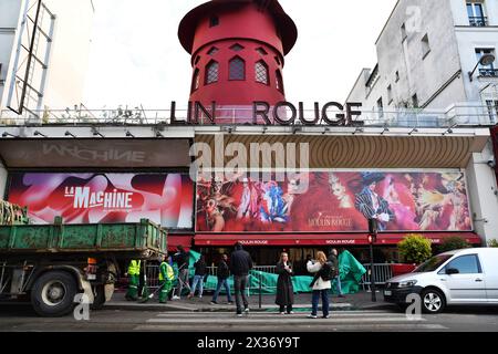 Die Flügel des berühmten Moulin Rouge von Montmartre fielen in der Nacht vom 25. April 2024 auf den Place Blanche, Paris, Frankreich Stockfoto