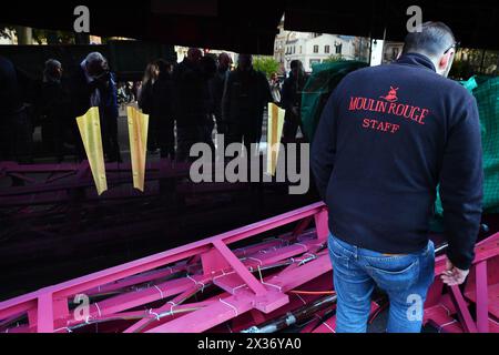 Die Flügel des berühmten Moulin Rouge von Montmartre fielen in der Nacht vom 25. April 2024 auf den Place Blanche, Paris, Frankreich Stockfoto