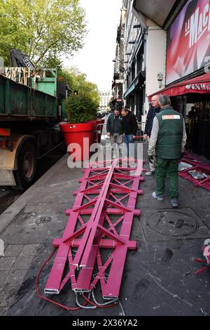 Die Flügel des berühmten Moulin Rouge von Montmartre fielen in der Nacht vom 25. April 2024 auf den Place Blanche, Paris, Frankreich Stockfoto