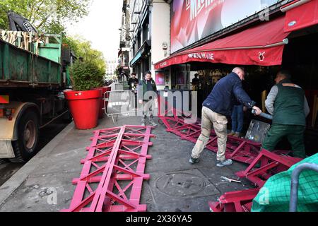 Die Flügel des berühmten Moulin Rouge von Montmartre fielen in der Nacht vom 25. April 2024 auf den Place Blanche, Paris, Frankreich Stockfoto