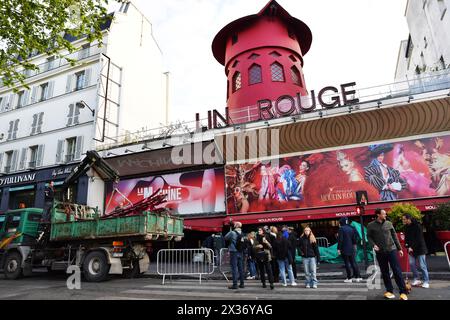 Die Flügel des berühmten Moulin Rouge von Montmartre fielen in der Nacht vom 25. April 2024 auf den Place Blanche, Paris, Frankreich Stockfoto