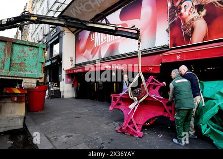 Die Flügel des berühmten Moulin Rouge von Montmartre fielen in der Nacht vom 25. April 2024 auf den Place Blanche, Paris, Frankreich Stockfoto