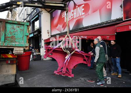 Die Flügel des berühmten Moulin Rouge von Montmartre fielen in der Nacht vom 25. April 2024 auf den Place Blanche, Paris, Frankreich Stockfoto
