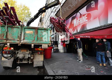 Die Flügel des berühmten Moulin Rouge von Montmartre fielen in der Nacht vom 25. April 2024 auf den Place Blanche, Paris, Frankreich Stockfoto