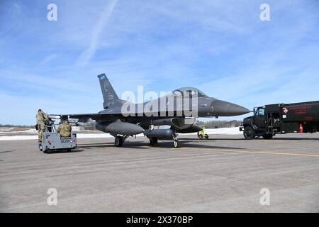 Aircraft Armament Specialists, die dem 148th Fighter Wing der Minnesota Air National Guard zugeordnet sind, werden während eines Integr-Ladevorgangs von CATM-120 ausgewertet Stockfoto