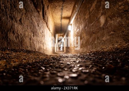 Unterirdischer Korridor in den Pariser Katakomben Stockfoto