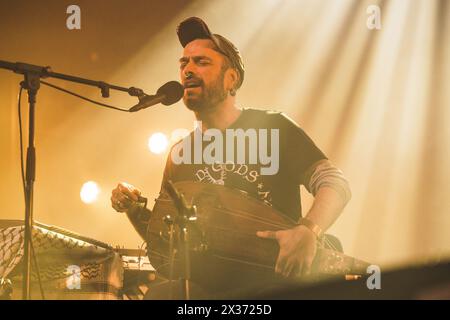 Tilburg, Niederlande. April 2024. Die irische Folk-Band Lankum gibt ein Live-Konzert während des niederländischen Metal-Festivals Roadburn Festival 2024 in Tilburg. Hier wird der Musiker Ian Lynch live auf der Bühne gesehen. (Foto: Gonzales Foto - Peter Troest). Stockfoto