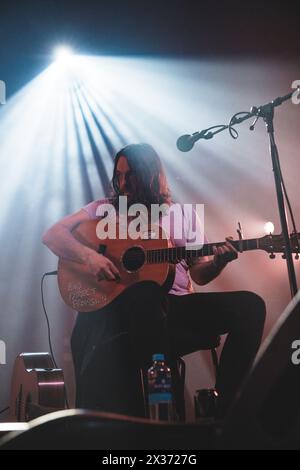 Tilburg, Niederlande. April 2024. Die irische Folk-Band Lankum gibt ein Live-Konzert während des niederländischen Metal-Festivals Roadburn Festival 2024 in Tilburg. Hier wird der Musiker Daragh Lynch live auf der Bühne gesehen. (Foto: Gonzales Foto - Peter Troest). Stockfoto