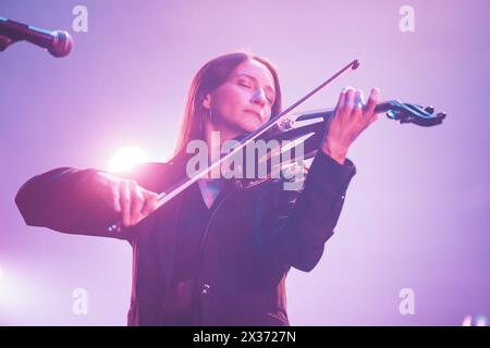 Tilburg, Niederlande. April 2024. Der amerikanische Gothic Act The Keen gibt ein Live-Konzert während des niederländischen Metal Festivals Roadburn Festival 2024 in Tilburg. Hier wird der Musiker Andrea Morgan live auf der Bühne gesehen. (Foto: Gonzales Foto - Peter Troest). Stockfoto