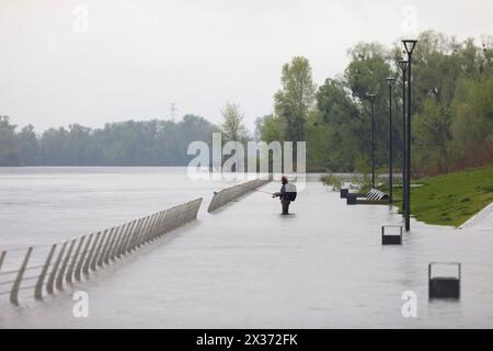 KIEW, UKRAINE - 24. APRIL 2024 - überfluteter Damm von Mykilska Slobidka, Kiew, Hauptstadt der Ukraine. Stockfoto