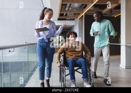 Verschiedene Kollegen laufen und unterhalten sich in einem modernen Flur des Geschäftsbüros Stockfoto