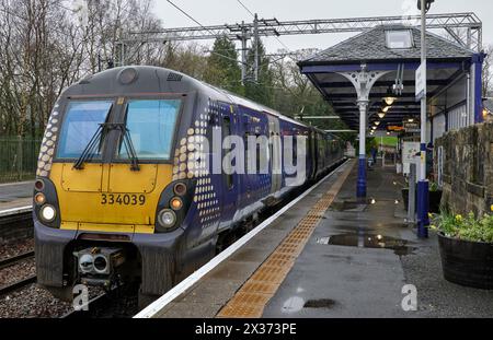 Der elektrische Triebzug 334039 wartet auf Abfahrt vom Bahnsteig 2 am Bahnhof Milngavie, um am 5. April 2024 um 09:36 Uhr nach Springburn zu fahren Stockfoto