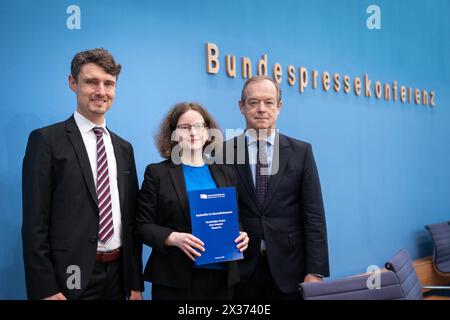 Bundespressekonferenz Vorstellung des Gutachtens Fachkraefte im Gesundheitswesen. Nachhaltiger Einsatz einer knappen Ressource Prof. Dr. rer. oec. Jonas Schreyoegg, Stellv. Vorsitzender des Sachverstaendigenrats Gesundheit und Pflege gemeinsam mit Prof. Dr. PH Melanie Messer, Stellv. Vorsitzende des Sachverstaendigenrat Gesundheit und Pflege, und Prof. Dr. med. Michael Hallek, Vorsitzender des Sachverstaendigenrats Gesundheit und Pflege,in der Bundespressekonferenz zur Vorstellung des Gutachtens Fachkraefte im Gesundheitswesen. Nachhaltiger Einsatz einer knappen Ressource , Berlin , 25.04.2024 BER Stockfoto