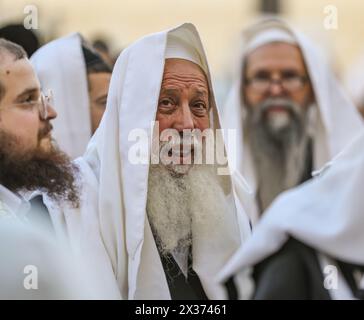 Jerusalem, Israel. April 2024. Jüdische Männer, die mit einem Tallit bedeckt sind, beten bei der Wailing Wall Credit: Yoram Biberman/Alamy Live News. Stockfoto