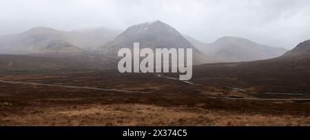 Blick über die A82 Straße, Rannoch Moor und Glen Etive in Richtung (L bis R) Creag Dubh, Meall A'Bhuiridh, Stob A Glais Choire und Beinn Mhic Chasaig Stockfoto