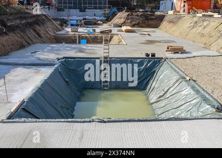 Wasser in einer Wanne des Betonfundaments Stockfoto