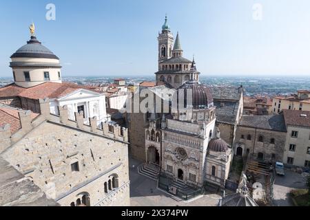 Gotischer Palazzo della Ragione, neoklassizistische Cattedrale di Sant'Alessandro (Kathedrale des Heiligen Alexander von Bergamo), gotische Veranda von Giovanni da Campione Stockfoto