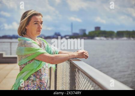 Aalborg, Dänemark, 10. Juli 2022: Schöne reife Frau im Freien Stockfoto