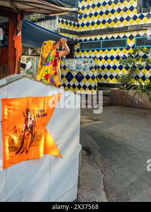 02 18 2024 Indische Frau Morgenritual Surya Arghyaoping Wasser für Sonnengott unter S-Brücke Byculla West Mumbai Maharashtra Indien Asien. Stockfoto