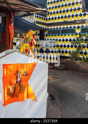 02 18 2024 Indische Frau Morgenritual Surya Arghyaoping Wasser für Sonnengott unter S-Brücke Byculla West Mumbai Maharashtra Indien Asien. Stockfoto