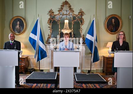 Aktenfoto vom 08/21 der damaligen ersten Ministerin Nicola Sturgeon (Mitte) und der Ko-Vorsitzenden der schottischen Grünen, Patrick Harvie (links) und Lorna Slater (rechts) im Bute House, Edinburgh, nach Abschluss einer Vereinbarung zwischen der SNP und den schottischen Grünen über die Aufteilung der Macht in Schottland. Die Machtverteilung zwischen der SNP und den schottischen Grünen in Holyrood wurde beendet, so wird verstanden. Ausgabedatum: Donnerstag, 25. April 2024. Stockfoto