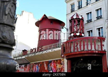 Paris, Frankreich. April 2024. © PHOTOPQR/OUEST FRANCE/Stéphane Geufroi ; Paris ; 25/04/2024 ; Les ailes du célèbre Moulin Rouge à Paris se sont effondrées dans la nuit de mercredi à jeudi 25 avril . Die Blätter der Moulin Rouge Windmühle brachen nachts in Paris zusammen, ohne dass sie verletzt wurden, am 25. April 2024 Credit: MAXPPP/Alamy Live News Stockfoto