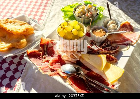 Antipasti-Teller in Slowenien Groznjan mit luftgetrocknetem Schinkenkäse und Früchten Stockfoto