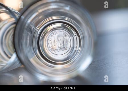 Paris, Frankreich. April 2024. Illustration - die Glashütte Duralex, deren angeblich unzerbrechliches Geschirr weltweit verkauft wird, wurde am Mittwoch, den 24. April 2024, erneut in Konkurs gestellt. 2022 wurde das französische Unternehmen, das 230 Mitarbeiter in seiner historischen Fabrik in La Chapelle-Saint-Mesmin (Loiret) beschäftigt, von den steigenden Gaspreisen schwer getroffen. Es wurde vorübergehend durch ein Darlehen der Regierung in Höhe von 15 Millionen Euro gerettet. Paris, Frankreich, 25. April 2024. Foto: Marie Hubert Psaila/ABACAPRESS.COM Credit: Abaca Press/Alamy Live News Stockfoto