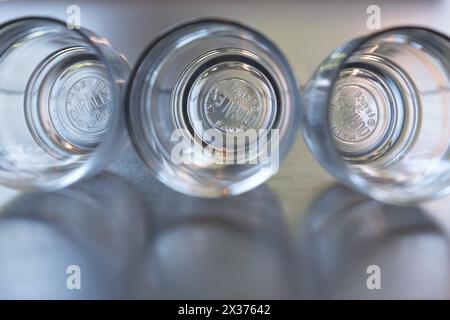 Paris, Frankreich. April 2024. Illustration - die Glashütte Duralex, deren angeblich unzerbrechliches Geschirr weltweit verkauft wird, wurde am Mittwoch, den 24. April 2024, erneut in Konkurs gestellt. 2022 wurde das französische Unternehmen, das 230 Mitarbeiter in seiner historischen Fabrik in La Chapelle-Saint-Mesmin (Loiret) beschäftigt, von den steigenden Gaspreisen schwer getroffen. Es wurde vorübergehend durch ein Darlehen der Regierung in Höhe von 15 Millionen Euro gerettet. Paris, Frankreich, 25. April 2024. Foto: Marie Hubert Psaila/ABACAPRESS.COM Credit: Abaca Press/Alamy Live News Stockfoto