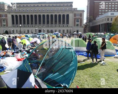 Low Plaza, Columbia University, 2970 Broadway, New York, NY 10027. April 2024. Vor dem Hintergrund eines von palästinensischen Studentendemonstratoren auf dem New Yorker Hauptplatz der Columbia University errichteten Besetzerlagers spricht der Sprecher des US-Repräsentantenhauses Mike Johnson (LA-R) an die Medien. aber seine Vernunftbotschaft gegen die grassierenden antisemitischen Darstellungen und Bedrohungen, die an zahlreichen US-Universitäten unter ähnlicher Besetzung durch Demonstrationen pro-Hamas zu sehen sind, wird von einer zunehmend widerstrebenden und feindseligen Menge übertönt. ©Julia Mineeva/EGBN TV News/Alamy Live News Stockfoto