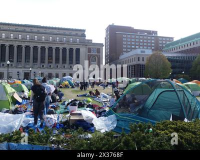 Low Plaza, Columbia University, 2970 Broadway, New York, NY 10027. April 2024. Vor dem Hintergrund eines von palästinensischen Studentendemonstratoren auf dem New Yorker Hauptplatz der Columbia University errichteten Besetzerlagers spricht der Sprecher des US-Repräsentantenhauses Mike Johnson (LA-R) an die Medien. aber seine Vernunftbotschaft gegen die grassierenden antisemitischen Darstellungen und Bedrohungen, die an zahlreichen US-Universitäten unter ähnlicher Besetzung durch Demonstrationen pro-Hamas zu sehen sind, wird von einer zunehmend widerstrebenden und feindseligen Menge übertönt. ©Julia Mineeva/EGBN TV News/Alamy Live News Stockfoto