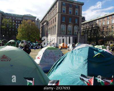 Low Plaza, Columbia University, 2970 Broadway, New York, NY 10027. April 2024. Vor dem Hintergrund eines von palästinensischen Studentendemonstratoren auf dem New Yorker Hauptplatz der Columbia University errichteten Besetzerlagers spricht der Sprecher des US-Repräsentantenhauses Mike Johnson (LA-R) an die Medien. aber seine Vernunftbotschaft gegen die grassierenden antisemitischen Darstellungen und Bedrohungen, die an zahlreichen US-Universitäten unter ähnlicher Besetzung durch Demonstrationen pro-Hamas zu sehen sind, wird von einer zunehmend widerstrebenden und feindseligen Menge übertönt. ©Julia Mineeva/EGBN TV News/Alamy Live News Stockfoto