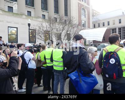 Low Plaza, Columbia University, 2970 Broadway, New York, NY 10027. April 2024. Vor dem Hintergrund eines von palästinensischen Studentendemonstratoren auf dem New Yorker Hauptplatz der Columbia University errichteten Besetzerlagers spricht der Sprecher des US-Repräsentantenhauses Mike Johnson (LA-R) an die Medien. aber seine Vernunftbotschaft gegen die grassierenden antisemitischen Darstellungen und Bedrohungen, die an zahlreichen US-Universitäten unter ähnlicher Besetzung durch Demonstrationen pro-Hamas zu sehen sind, wird von einer zunehmend widerstrebenden und feindseligen Menge übertönt. ©Julia Mineeva/EGBN TV News/Alamy Live News Stockfoto