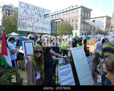 Low Plaza, Columbia University, 2970 Broadway, New York, NY 10027. April 2024. Vor dem Hintergrund eines von palästinensischen Studentendemonstratoren auf dem New Yorker Hauptplatz der Columbia University errichteten Besetzerlagers spricht der Sprecher des US-Repräsentantenhauses Mike Johnson (LA-R) an die Medien. aber seine Vernunftbotschaft gegen die grassierenden antisemitischen Darstellungen und Bedrohungen, die an zahlreichen US-Universitäten unter ähnlicher Besetzung durch Demonstrationen pro-Hamas zu sehen sind, wird von einer zunehmend widerstrebenden und feindseligen Menge übertönt. ©Julia Mineeva/EGBN TV News/Alamy Live News Stockfoto