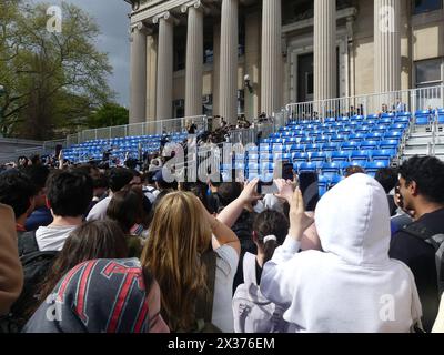 Low Plaza, Columbia University, 2970 Broadway, New York, NY 10027. April 2024. Vor dem Hintergrund eines von palästinensischen Studentendemonstratoren auf dem New Yorker Hauptplatz der Columbia University errichteten Besetzerlagers spricht der Sprecher des US-Repräsentantenhauses Mike Johnson (LA-R) an die Medien. aber seine Vernunftbotschaft gegen die grassierenden antisemitischen Darstellungen und Bedrohungen, die an zahlreichen US-Universitäten unter ähnlicher Besetzung durch Demonstrationen pro-Hamas zu sehen sind, wird von einer zunehmend widerstrebenden und feindseligen Menge übertönt. ©Julia Mineeva/EGBN TV News/Alamy Live News Stockfoto