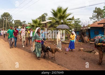 MANKUSA, ÄTHIOPIEN, 20. APRIL 2019. Äthiopische Frau, die morgens auf der Äthiopischen Straße läuft. Mankusa, Region Amhara Äthiopien, 20. April. 2019 Stockfoto