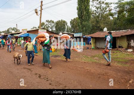 MANKUSA, ÄTHIOPIEN, 20. APRIL 2019. Äthiopische Frau, die morgens auf der Äthiopischen Straße läuft. Mankusa, Region Amhara Äthiopien, 20. April. 2019 Stockfoto