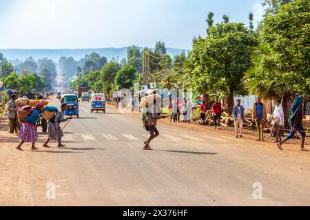 DEMEBECHA, ÄTHIOPIEN, 20. APRIL 2019. Die Leute laufen morgens auf der Äthiopischen Straße. Demebecha, Region Amhara Äthiopien, 20. April. 2019 Stockfoto