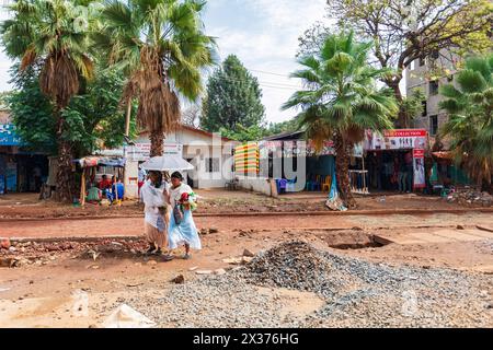 FENOTE SELAM, ÄTHIOPIEN, 20. APRIL 2019. Äthiopische Frau am Morgen auf der Äthiopischen Straße. Fenote Selam, Region Amhara Äthiopien, 20. April. 2019 Stockfoto