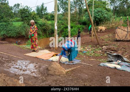 MANKUSA, ÄTHIOPIEN, 20. APRIL 2019. Äthiopische Frau am Morgen auf der Äthiopischen Straße. Mankusa, Region Amhara Äthiopien, 20. April. 2019 Stockfoto