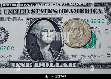 1 Dollar-Schein mit 1 Dollar-Münze 1 Dollar-Schein mit 1 Dollar-Münze, 19.04.2024, Borkwalde, Brandenburg, auf einem 1 Dollar-Schein liegt eine 1 Dollar-Münze. *** 1 Dollarschein mit 1 Dollarmünze 1 Dollarschein mit 1 Dollarmünze, 19 04 2024, Borkwalde, Brandenburg, auf 1 Dollarschein liegt eine 1 Dollarmünze Stockfoto