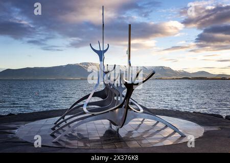 Reykjavik, Island. - 6. Oktober 2021: Die Sun Voyager, eine moderne Skulptur von Jon Gunnar Arnason, eines wikingerschiffs. Sonnenaufgang in Reykjavik, Island. Stockfoto