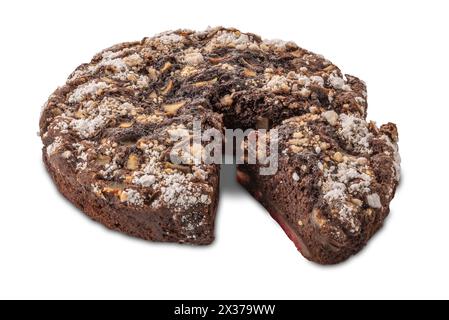 Schokoladenkuchen mit Birnen, hausgemachter Kuchen mit isolierter Scheibe auf weiß mit Schneidepfad im Preis inbegriffen Stockfoto