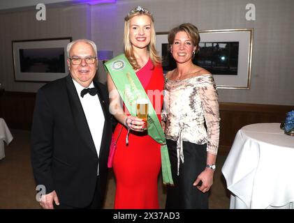 Hamburg Günter Ehnert und Christine Block-in der Mitte Hamburfgs Bierkönigen Jette Bremer Blauer Ball im Grand Elysee Hamburg *** Hamburg Günter Ehnert und Christine Block mitten in Hamburgs Bierkönig Jette Bremer Blue Ball im Grand Elysee Hamburg Copyright: XEibner-Pressefotox EP SWA Stockfoto