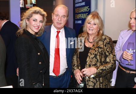 Hamburg v.L. Christine Deck,Enno Freiherr von Ruffin und Anne Moerchen 20 Jahre Stiftung Kinderjahre-Feier im Planetarium Hamburg Jubiläumsfeier im Hamburger Planetarium - Hannelore Lay begrüßt über 250 Ehrengäste eine der erfolgreichsten, caritativen Stiftungen in Hamburg, die Stiftung Kinderjahre, begeht in diesen Tagen ihr 20-jähriges Bestehen. Gefeiert wurde im Planetarium auf Einladung des neuen Direktors Dr. Björn Voss. An gleicher Stelle fand damals auch die festliche Stiftungstaufe statt. Unter den heutigen Ehrengästen: Die Generalkonsulin der Ukraine Dr. Iryna Tybinka Honorargeneralko Stockfoto