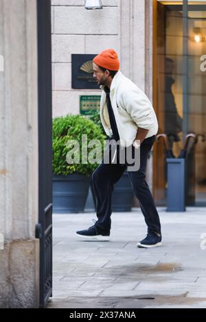 Mailand, Italien. April 2024. Mailand, Mailand, Berühmtheiten - Jonathan Bailey in Mailand. Im Bild: Schauspieler Jonathan Bailey verlässt sein Hotel und versteckt sich vor den Fotografen Credit: Independent Photo Agency/Alamy Live News Stockfoto