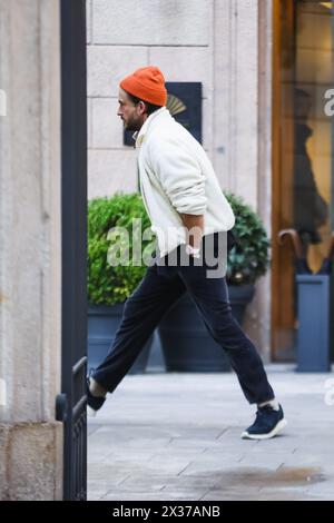 Mailand, Italien. April 2024. Mailand, Mailand, Berühmtheiten - Jonathan Bailey in Mailand. Im Bild: Schauspieler Jonathan Bailey verlässt sein Hotel und versteckt sich vor den Fotografen Credit: Independent Photo Agency/Alamy Live News Stockfoto